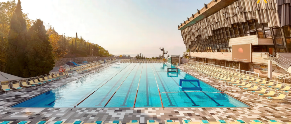 Басейн в готелі Інтурист (Ялта)