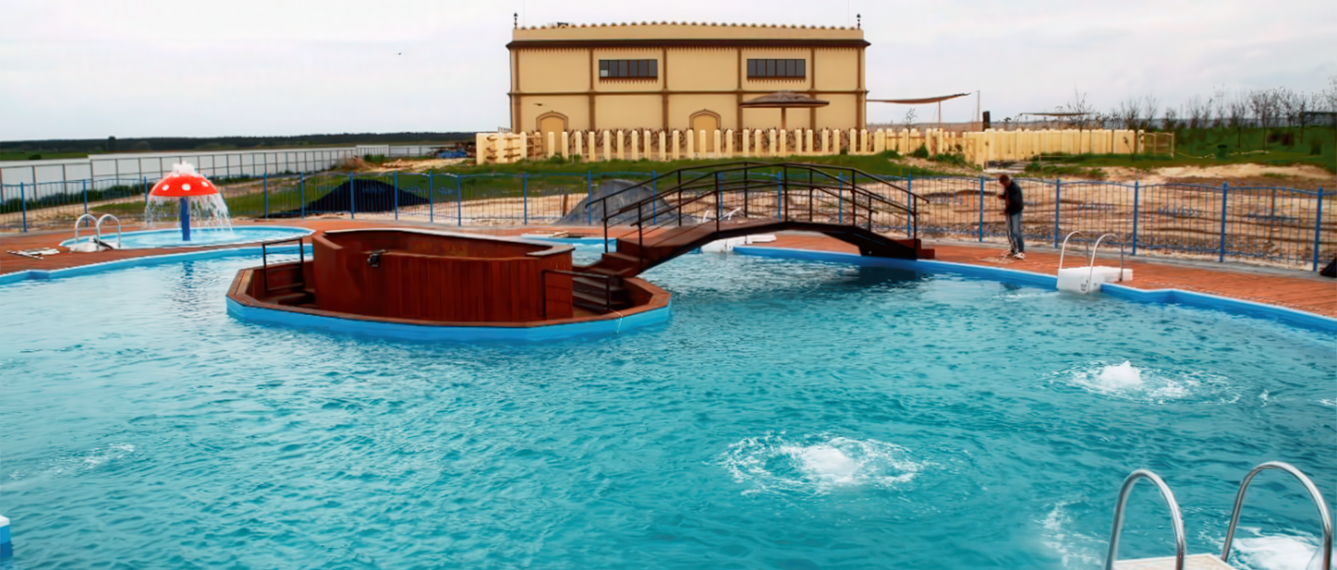 Зоопарк «12 месяцев» с бассейном (Киев)