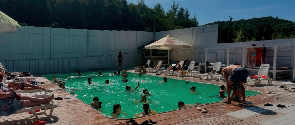 Басейн готелю Наташка (Гукливий)